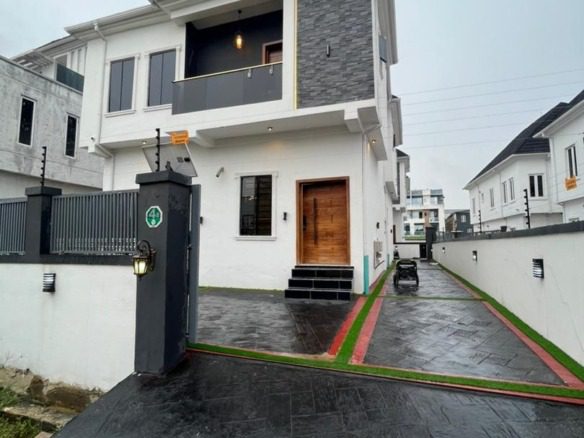 4 BEDROOM DETACHED WITH FITTED KITCHEN