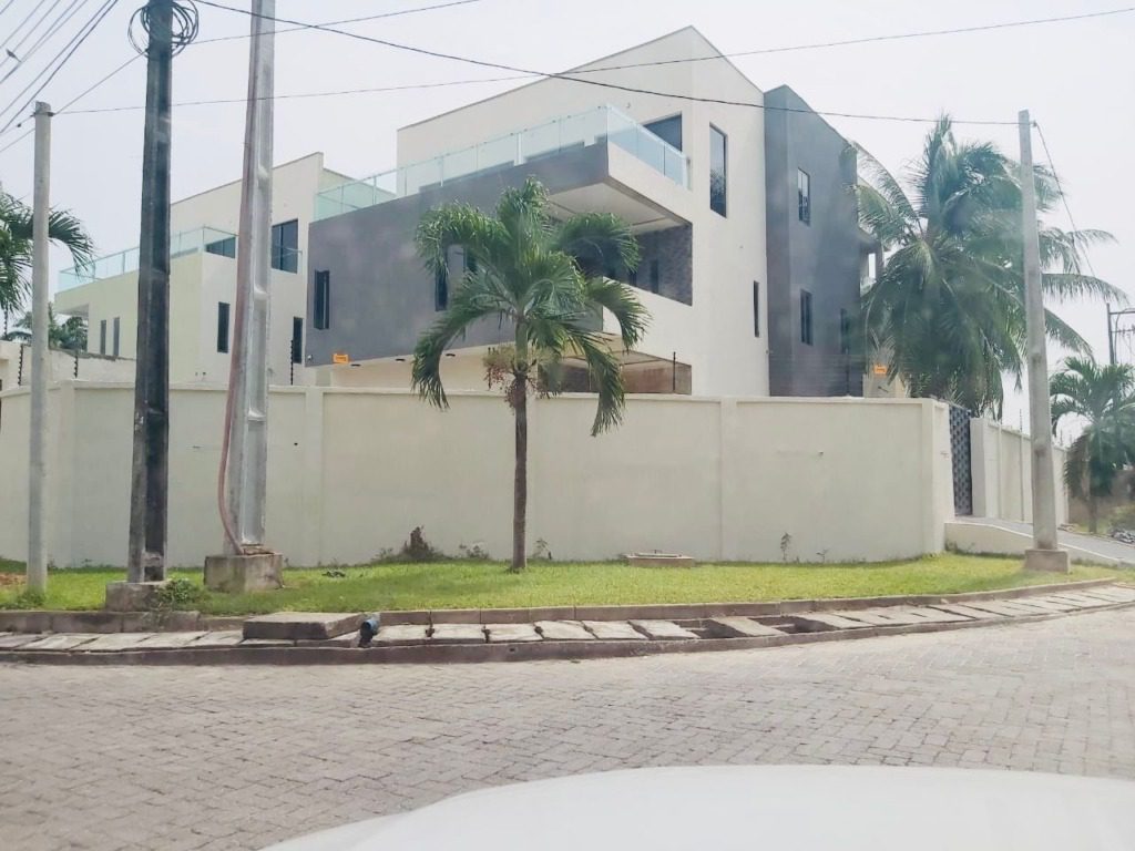 5 BEDROOM DETACHED DUPLEX WITH 2 ROOMS BQ 